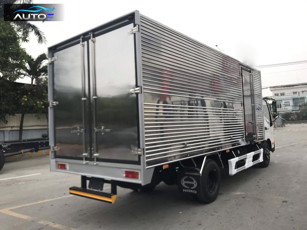 Xe tải Hino XZU710L (2.5t - 4.5m) thùng kín inox